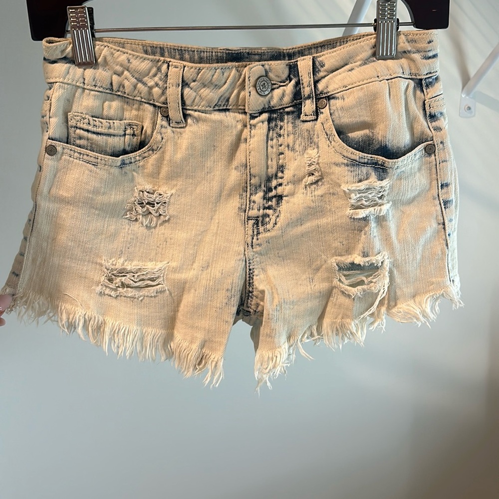 Light Washed Jean Shorts With Frayed Bottoms